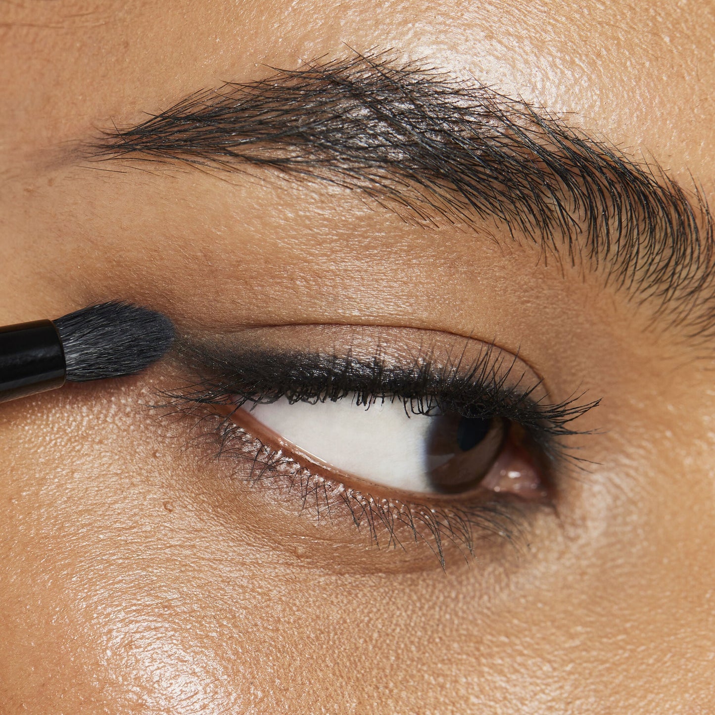 smudge-n-smoke-eyeliner-brush-h1 100824_elf_Shikin_Kohl_App_017_RGB_IGF.jpg