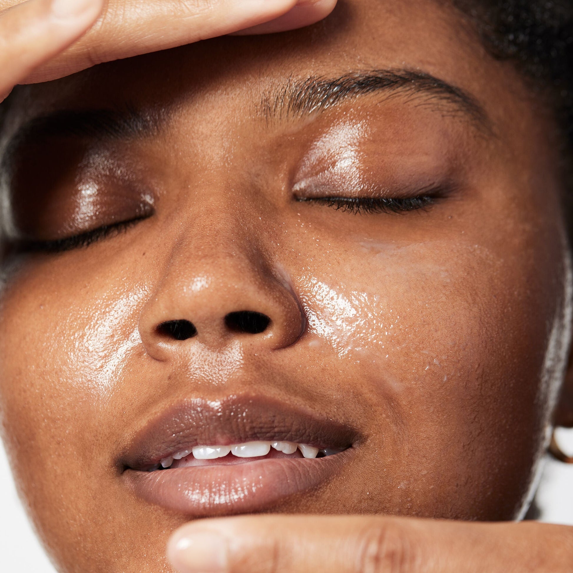 holy-hydration-makeup-melting-cleansing-balm-d8 040822_Model_HH-Cleansingbalm_044_RT2-V1_IGF_6a40ae53-ccc2-4a83-9d08-7c99f2dc2b4b.jpg