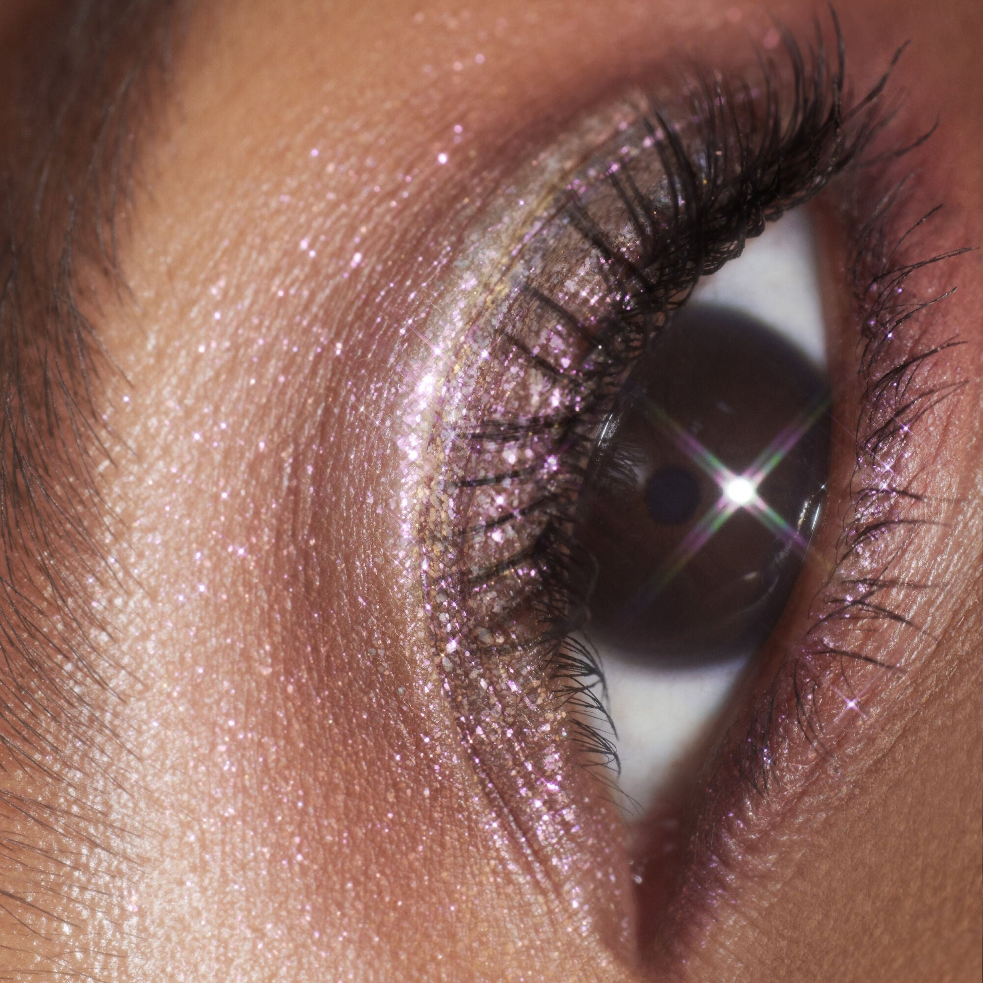 duochrome-liquid-eyeshadow-u5 061223_Chi_SparkPink_0023_FINAL_RGB_IGF.jpg