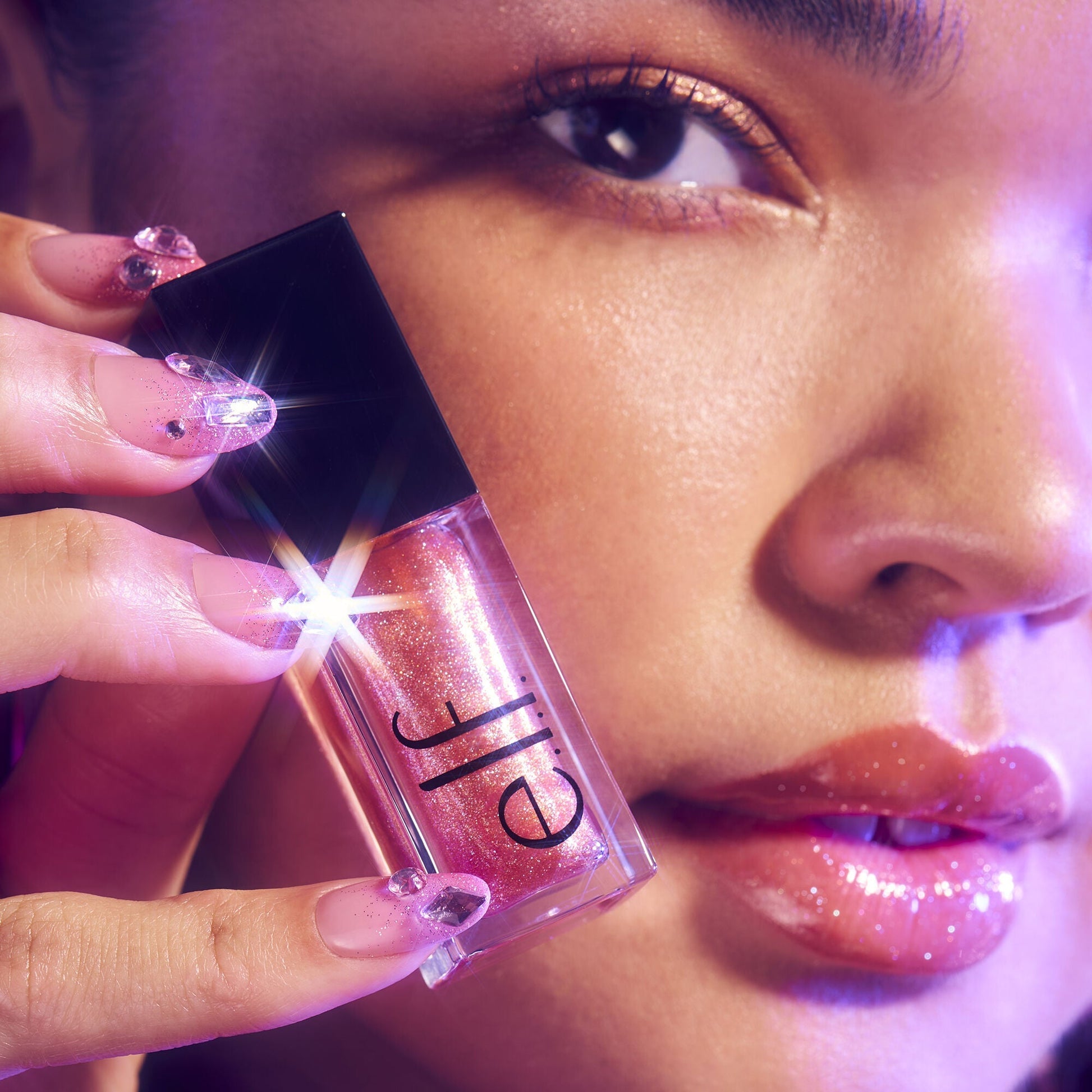 glow-reviver-plumping-lip-oil-b2 072225_Breanna_LipPlump_0391_2000x2000_0613e084-a418-44f9-b40d-c461b7a4b6db.jpg