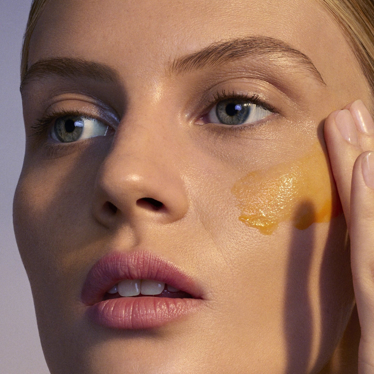 youth-boosting-advanced-night-retinoid-serum-h6 080222_Florence_ANR_0403_IGF_V2.jpg
