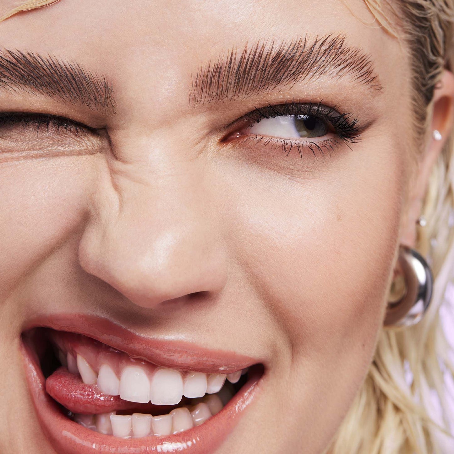 brow-laminating-gel-n4 110923_Genevieve_BrowGel_App-Vibe_6982_RGB_IGF.jpg