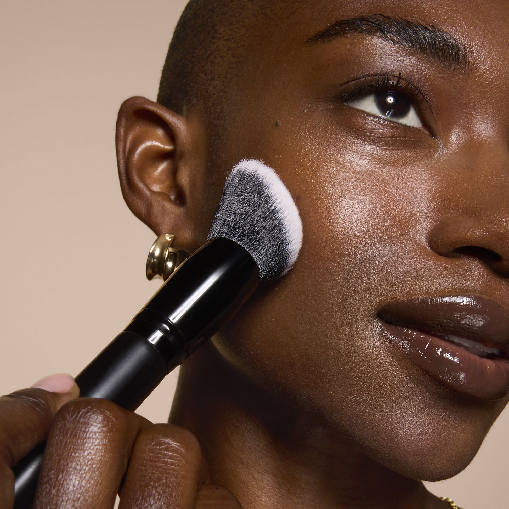 smooth-swipe-foundation-brush-g7 81456_MOM_SMOOTH_SWIPE_FOUNDATION_BRUSH_TOOL_SHOT_IYANNA_0169_V4.jpg