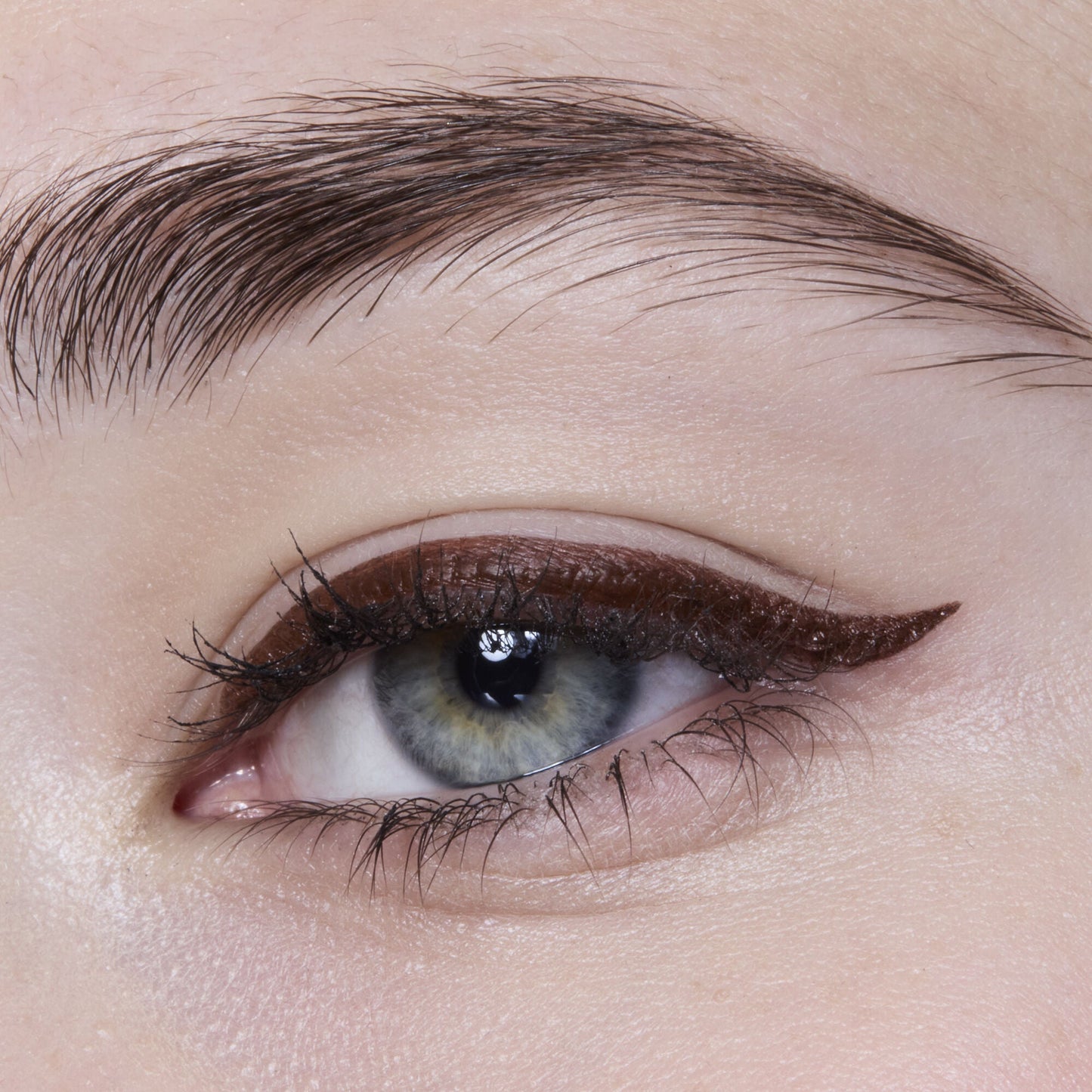 h2o-proof-eyeliner-pen-e8 81606_H20_PROOF_EYELINER_20PEN_CHESTNUT_MOM_BROWN_JORDAN_0029_v3.jpg