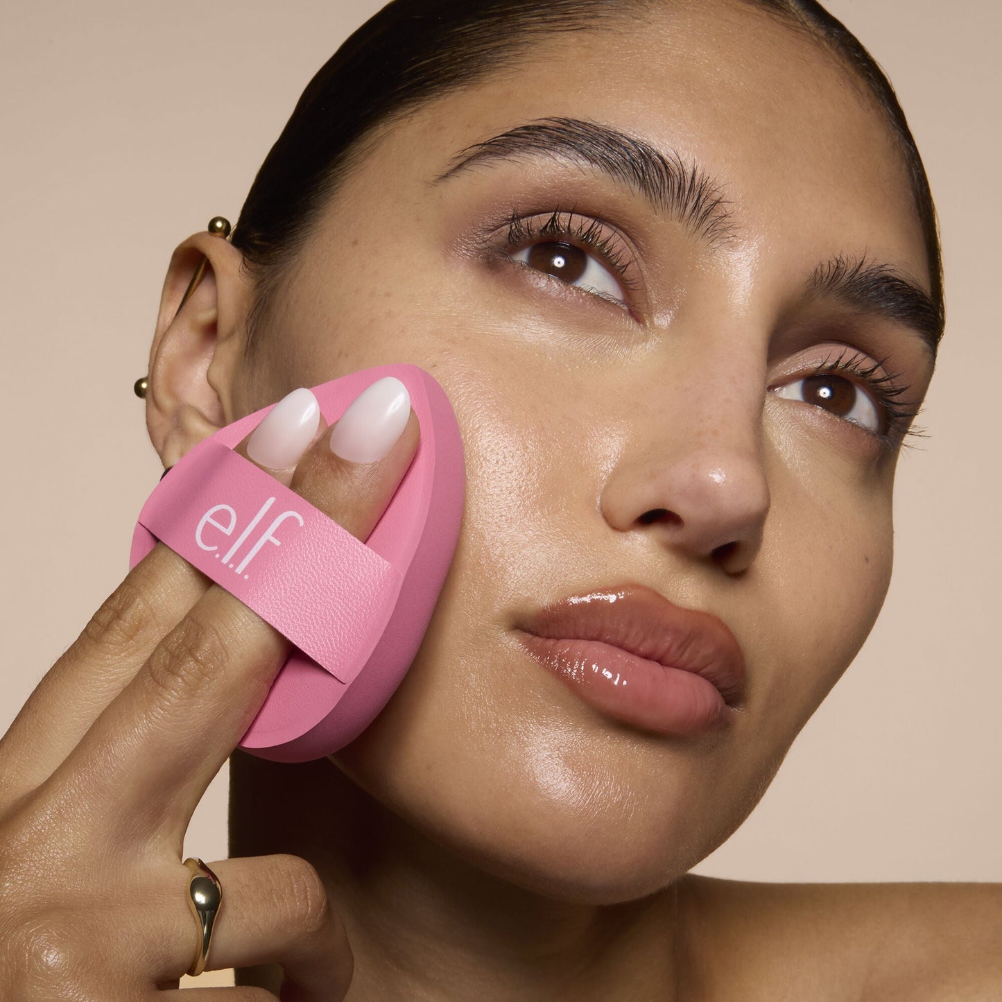 pillow-puff-foundation-sponge-y3 81838_MOM_PILLOW_PUFF_FOUNDATION_SPONGE_TOOL_SHOT_SONALI_0126_V2.jpg
