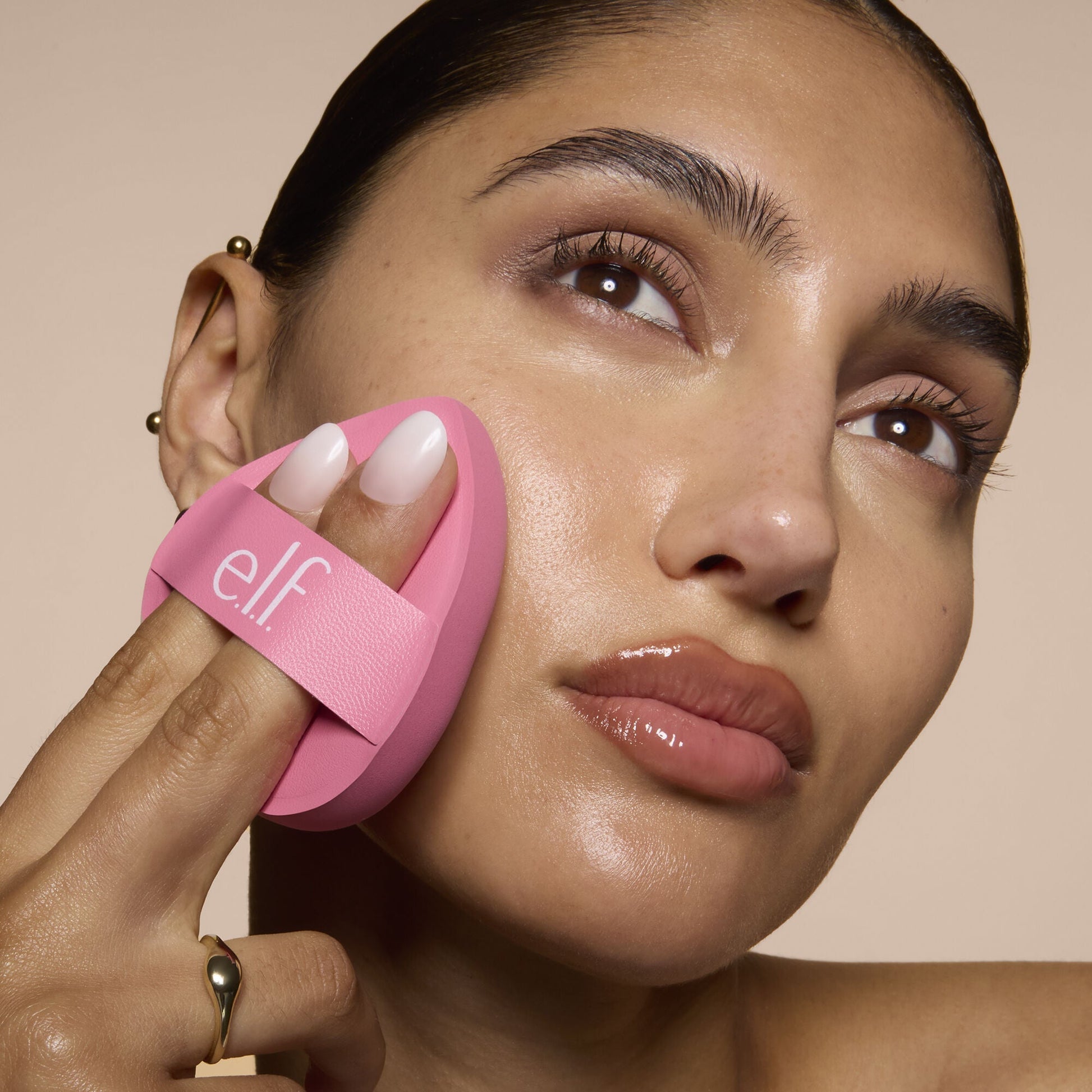 pillow-puff-foundation-sponge-y3 81838_MOM_PILLOW_PUFF_FOUNDATION_SPONGE_TOOL_SHOT_SONALI_0126_V2.jpg
