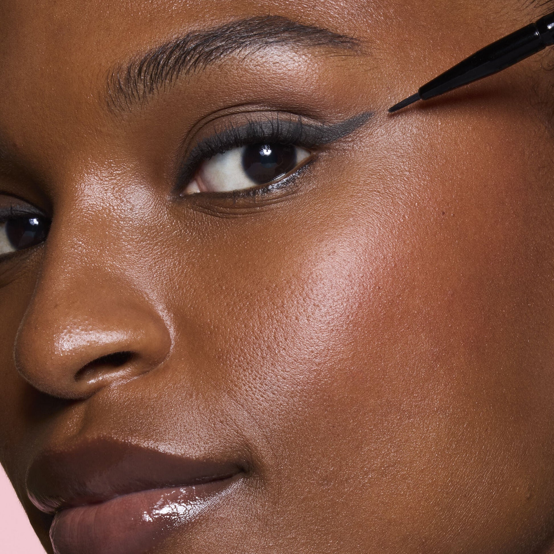 ultra-fine-eyeliner-brush-a0 81915_ULTRA_FINE_EYELINER_BRUSH_TOOL_SHOT_MOM_TSHECA_0120_v2.jpg