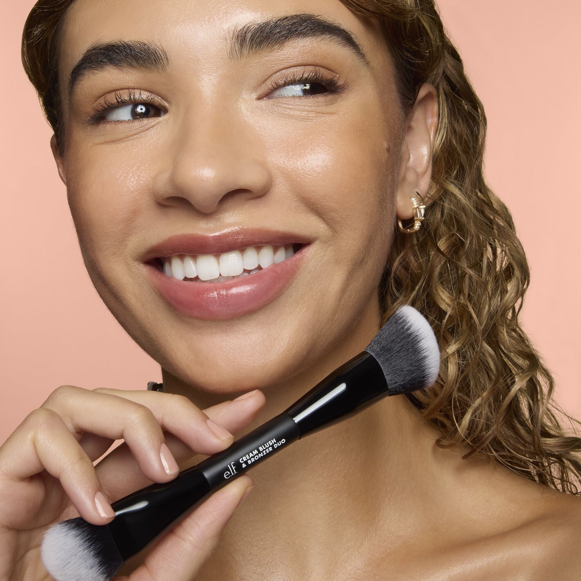cream-blush-and-bronzer-duo-brush-t7 83857_CREAM_BLUSH_BRONZER_DUO_BRUSH_Q4_Alyssa_0103_V3_7510f340-cab5-4e94-b40f-1ad3f84fd183.jpg