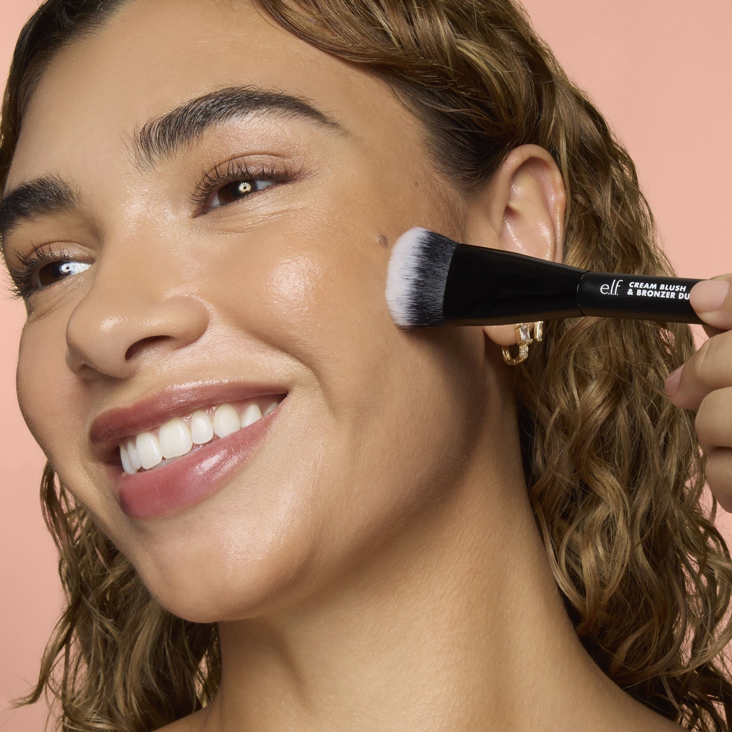 cream-blush-and-bronzer-duo-brush-t7 83857_CREAM_BLUSH_BRONZER_DUO_BRUSH_Q4_Alyssa_0173_V4_388aa08a-f9a4-4160-ae36-d9cdde1f6141.jpg