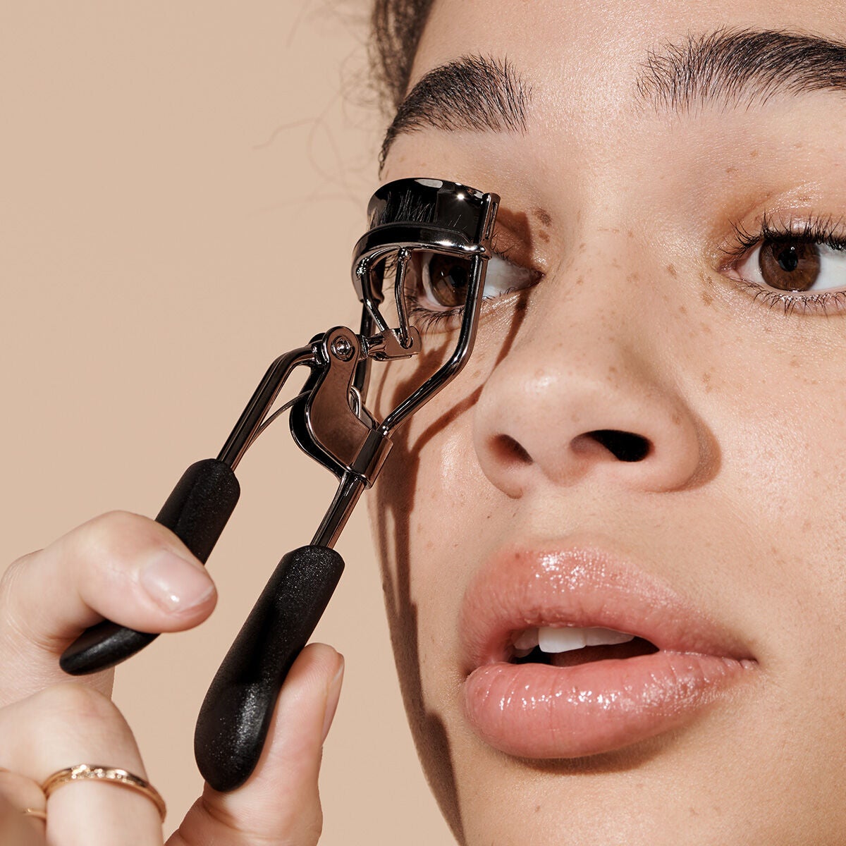 pro-eyelash-curler-q0 84067_ProEyelashCurler_Model.jpg