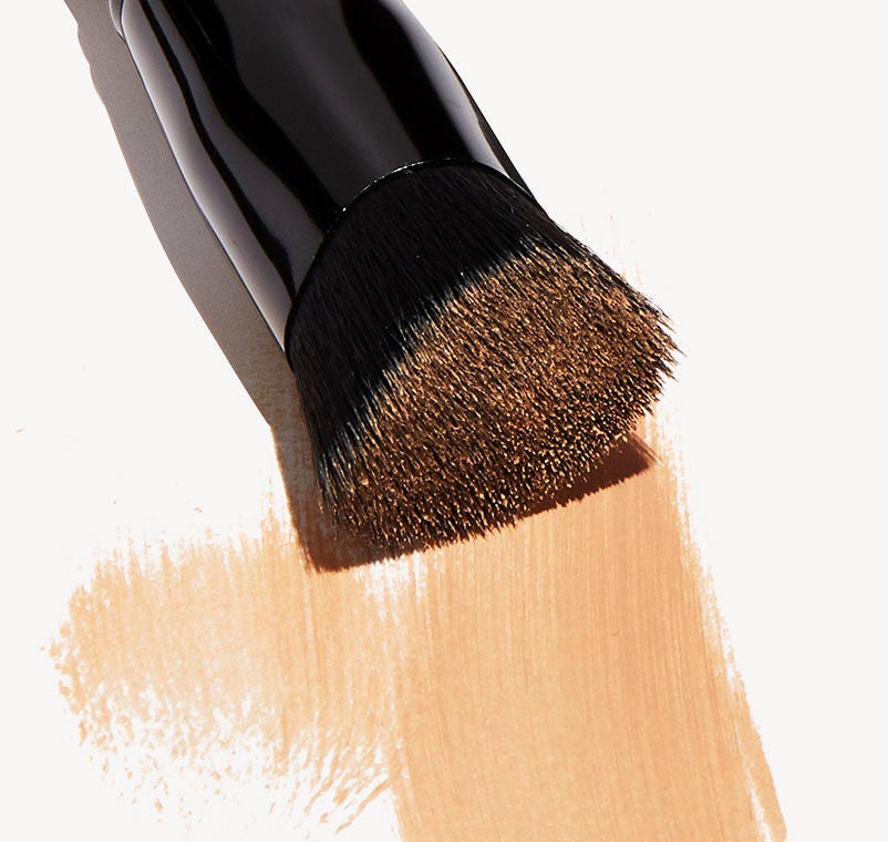 triangular-buffing-foundation-brush-z8 shot.jpg